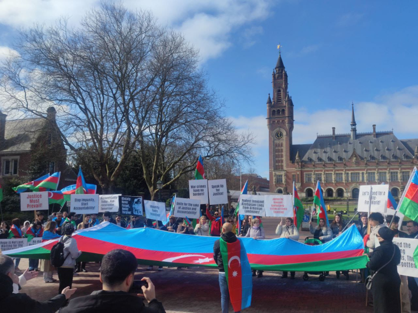 Проживающие в Европе азербайджанцы провели акцию протеста перед Дворцом мира в Гааге (ФОТО)