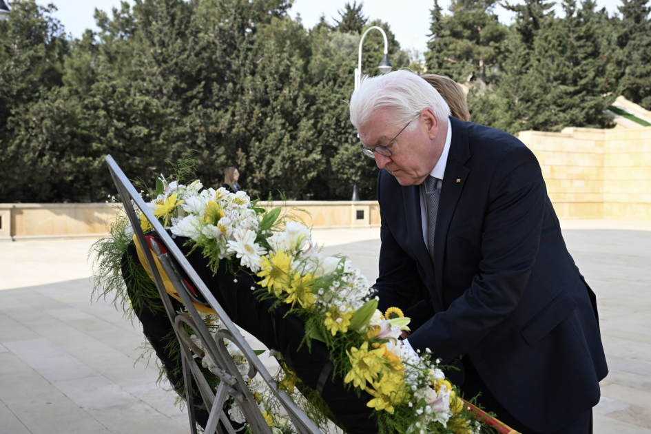 Президент Германии Франк-Вальтер Штайнмайер посетил Шехидляр хиябаны (ФОТО)