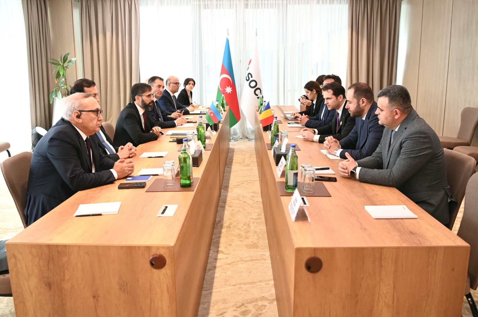 Обсуждены вопросы поставок природного газа между SOCAR и Румынией (ФОТО)