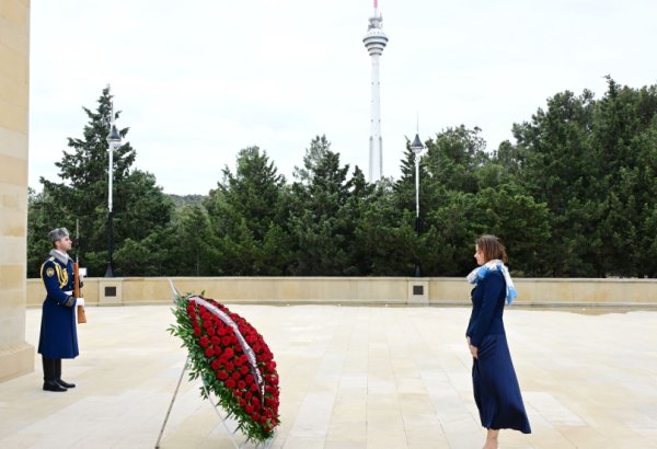 Заместитель премьер-министра Словении посетила Аллею шехидов и памятник Мехти Гусейнзаде в Баку (ФОТО)