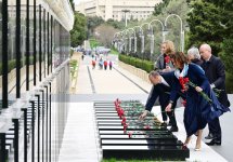 Заместитель премьер-министра Словении посетила Аллею шехидов и памятник Мехти Гусейнзаде в Баку (ФОТО)