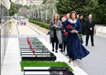 Заместитель премьер-министра Словении посетила Аллею шехидов и памятник Мехти Гусейнзаде в Баку (ФОТО)