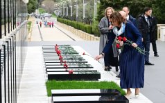 Заместитель премьер-министра Словении посетила Аллею шехидов и памятник Мехти Гусейнзаде в Баку (ФОТО)