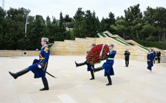 Заместитель премьер-министра Словении посетила Аллею шехидов и памятник Мехти Гусейнзаде в Баку (ФОТО)