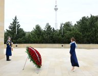 Заместитель премьер-министра Словении посетила Аллею шехидов и памятник Мехти Гусейнзаде в Баку (ФОТО)