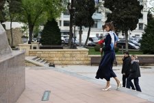 Заместитель премьер-министра Словении посетила Аллею шехидов и памятник Мехти Гусейнзаде в Баку (ФОТО)