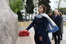 Заместитель премьер-министра Словении посетила Аллею шехидов и памятник Мехти Гусейнзаде в Баку (ФОТО)
