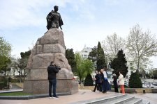 Заместитель премьер-министра Словении посетила Аллею шехидов и памятник Мехти Гусейнзаде в Баку (ФОТО)