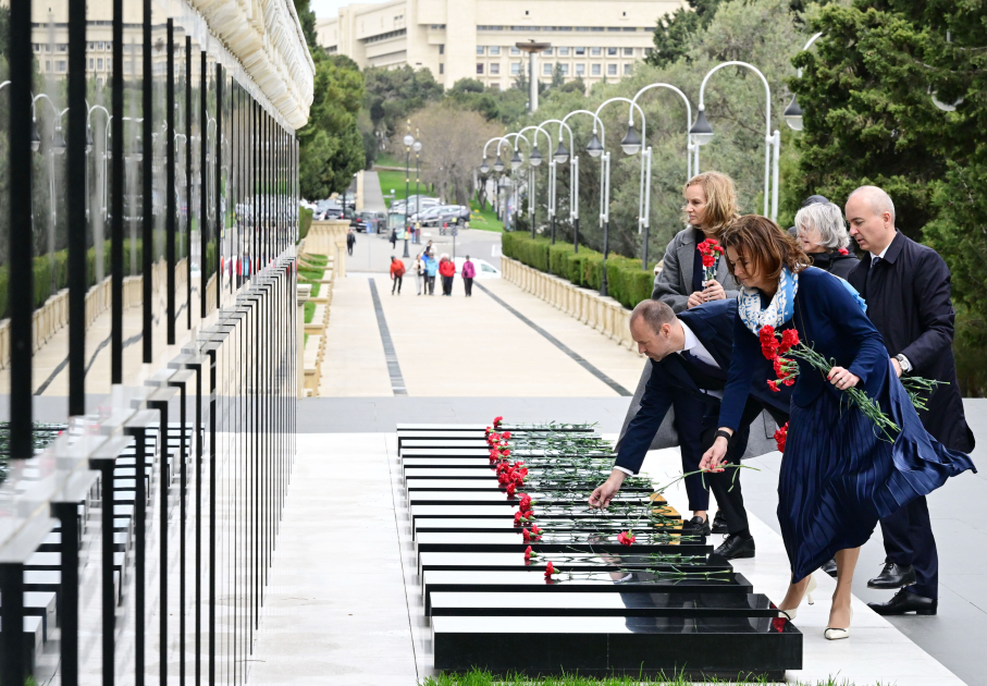 Заместитель премьер-министра Словении посетила Аллею шехидов и памятник Мехти Гусейнзаде в Баку (ФОТО)