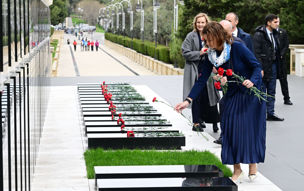 Заместитель премьер-министра Словении посетила Аллею шехидов и памятник Мехти Гусейнзаде в Баку (ФОТО)