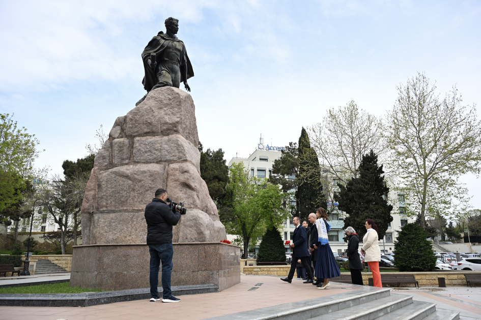 Заместитель премьер-министра Словении посетила Аллею шехидов и памятник Мехти Гусейнзаде в Баку (ФОТО)