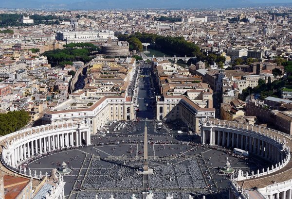 В Ватикане проходит церемония прощания с Папой Римским