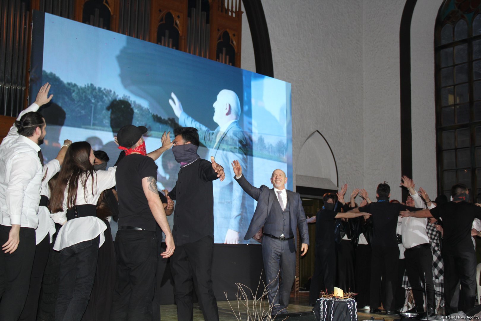 В Баку состоялась премьера рок-оперы "Варавва", посвященной Пасхе (ВИДЕО, ФОТО)