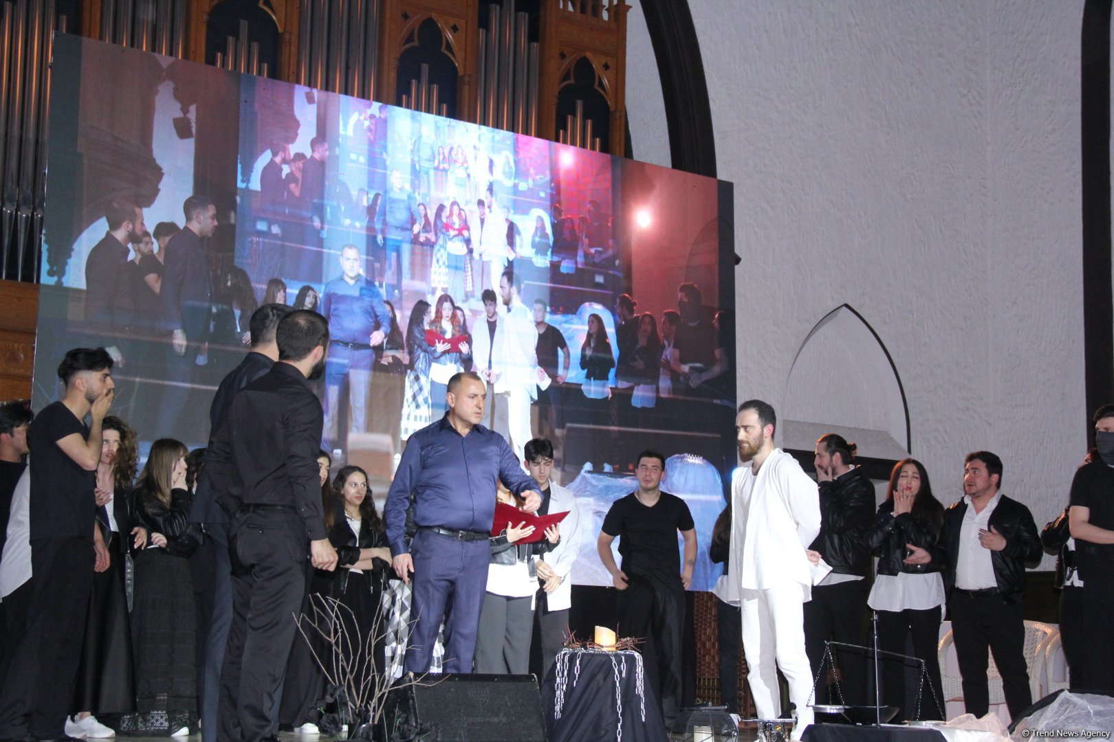 В Баку состоялась премьера рок-оперы "Варавва", посвященной Пасхе (ВИДЕО, ФОТО)