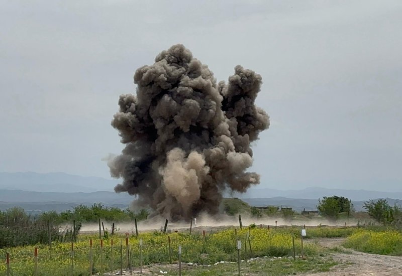 В Агдеринском районе взорвалась мина, есть пострадавший