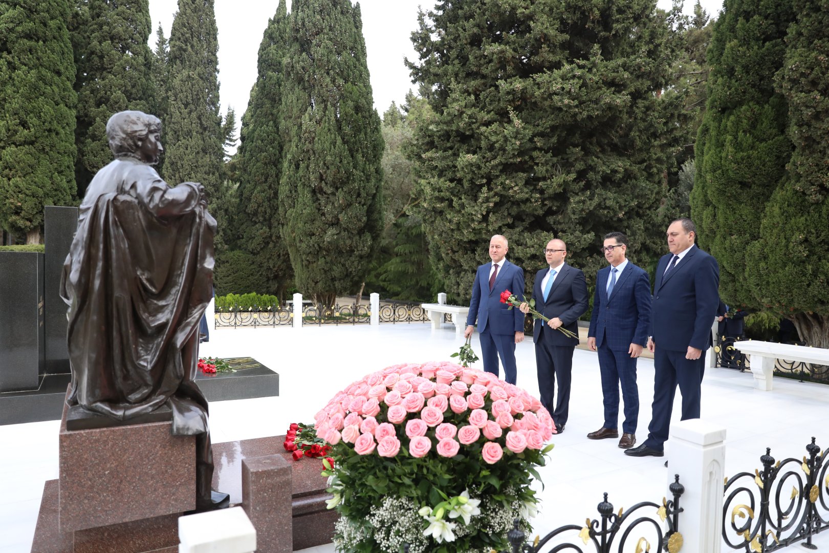 Руководство Минздрава Азербайджана почтило память академика Зарифы ханым Алиевой  (ФОТО)