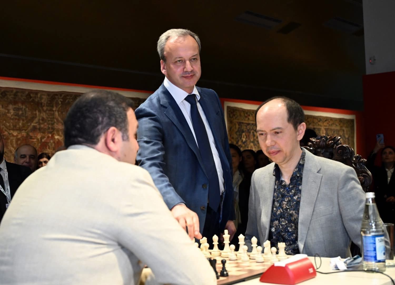 Стартовала битва чемпионов по шахматам на фоне азербайджанских ковров (ФОТО)