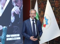 Стартовала битва чемпионов по шахматам на фоне азербайджанских ковров (ФОТО)