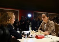 Стартовала битва чемпионов по шахматам на фоне азербайджанских ковров (ФОТО)