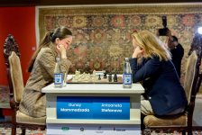 Стартовала битва чемпионов по шахматам на фоне азербайджанских ковров (ФОТО)