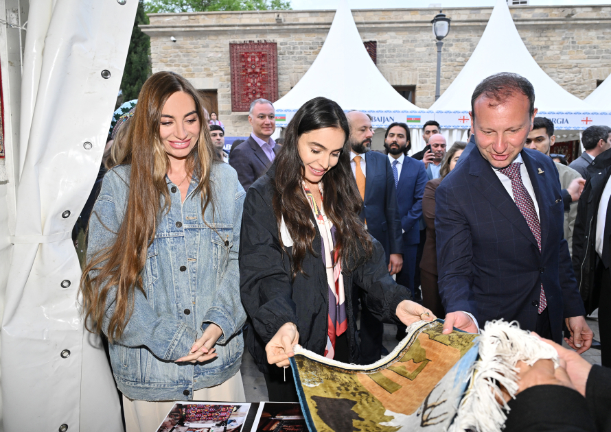 Вице-президент Фонда Гейдара Алиева Лейла Алиева и руководитель Баку Медиа Центра Арзу Алиева посетили Международный фестиваль ковра (ФОТО)