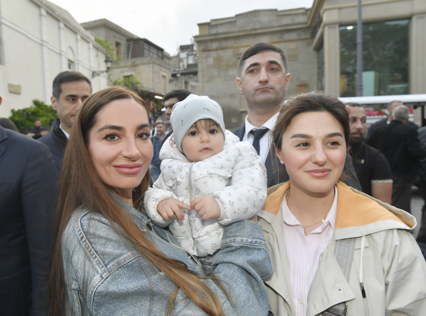 Вице-президент Фонда Гейдара Алиева Лейла Алиева и руководитель Баку Медиа Центра Арзу Алиева посетили Международный фестиваль ковра (ФОТО)