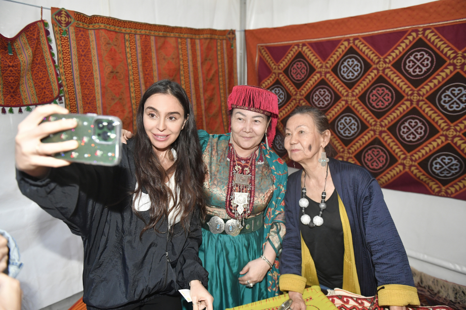 Вице-президент Фонда Гейдара Алиева Лейла Алиева и руководитель Баку Медиа Центра Арзу Алиева посетили Международный фестиваль ковра (ФОТО)