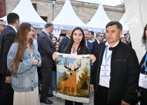 Вице-президент Фонда Гейдара Алиева Лейла Алиева и руководитель Баку Медиа Центра Арзу Алиева посетили Международный фестиваль ковра (ФОТО)