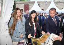 Вице-президент Фонда Гейдара Алиева Лейла Алиева и руководитель Баку Медиа Центра Арзу Алиева посетили Международный фестиваль ковра (ФОТО)