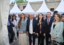 Вице-президент Фонда Гейдара Алиева Лейла Алиева и руководитель Баку Медиа Центра Арзу Алиева посетили Международный фестиваль ковра (ФОТО)