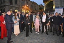 Вице-президент Фонда Гейдара Алиева Лейла Алиева и руководитель Баку Медиа Центра Арзу Алиева посетили Международный фестиваль ковра (ФОТО)