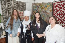 Вице-президент Фонда Гейдара Алиева Лейла Алиева и руководитель Баку Медиа Центра Арзу Алиева посетили Международный фестиваль ковра (ФОТО)