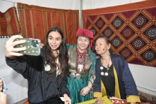 Вице-президент Фонда Гейдара Алиева Лейла Алиева и руководитель Баку Медиа Центра Арзу Алиева посетили Международный фестиваль ковра (ФОТО)