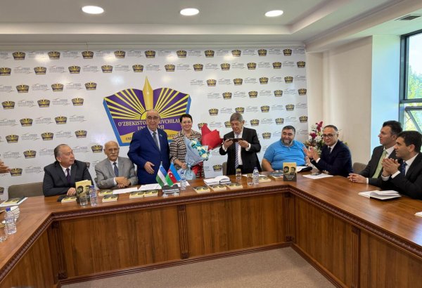 В Союзе писателей Узбекистана презентована книга Эльмиры Ахундовой "Зарифа и Гейдар Алиевы. Любовь длиною в вечность" на узбекском языке  (ФОТО)