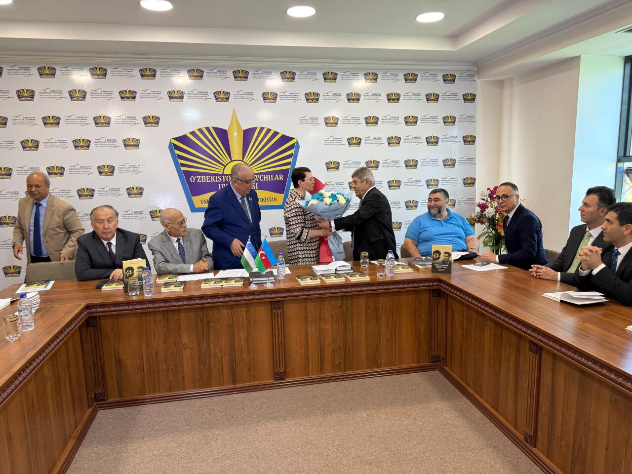 В Союзе писателей Узбекистана презентована книга Эльмиры Ахундовой "Зарифа и Гейдар Алиевы. Любовь длиною в вечность" на узбекском языке  (ФОТО)