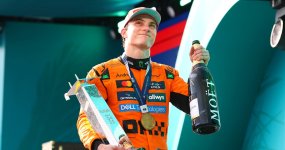 Ферстаппен стартовал с поула, Пиастри финишировал первым! (ФОТО)