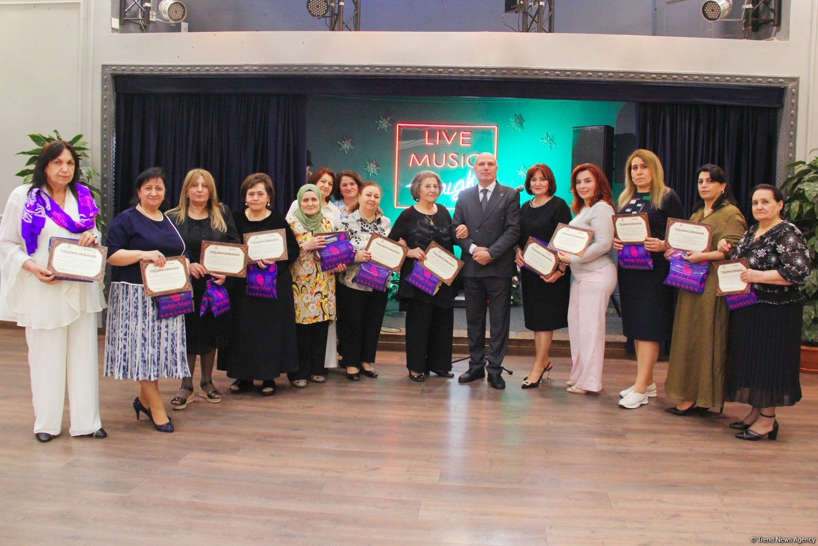 В Баку прошла праздничная церемония награждения, посвященная Дню ковроткача  (ФОТО)