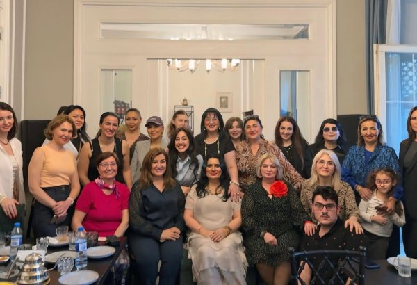 Когда книга становится другом: вдохновляющая İZ-встреча с Лалой Умуд в Баку (ФОТО)