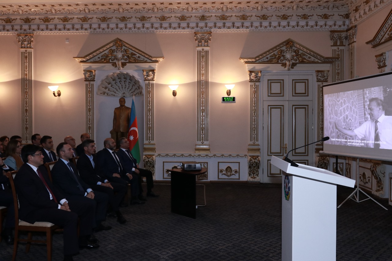 В Государственном комитете по работе с диаспорой отмечена 102-я годовщина со дня рождения общенационального лидера Гейдара Алиева (ФОТО)