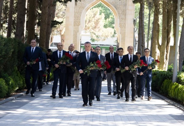 Руководство и коллектив министерства здравоохранения почтили память общенационального лидера Гейдара Алиева (ФОТО)