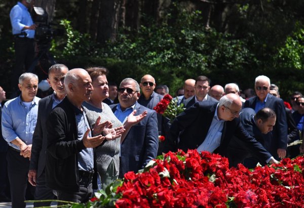 Азербайджанский народ чтит память великого лидера Гейдара Алиева (ФОТО)