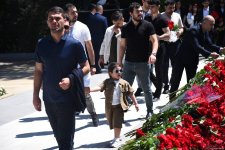 Азербайджанский народ чтит память великого лидера Гейдара Алиева (ФОТО)