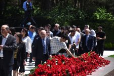 Азербайджанский народ чтит память великого лидера Гейдара Алиева (ФОТО)