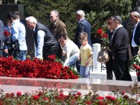 Азербайджанский народ чтит память великого лидера Гейдара Алиева (ФОТО)