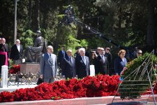 Азербайджанский народ чтит память великого лидера Гейдара Алиева (ФОТО)