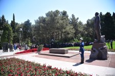 Азербайджанский народ чтит память великого лидера Гейдара Алиева (ФОТО)