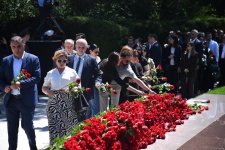 Азербайджанский народ чтит память великого лидера Гейдара Алиева (ФОТО)