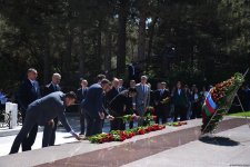 Азербайджанский народ чтит память великого лидера Гейдара Алиева (ФОТО)