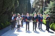 Азербайджанский народ чтит память великого лидера Гейдара Алиева (ФОТО)