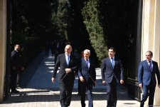 Азербайджанский народ чтит память великого лидера Гейдара Алиева (ФОТО)